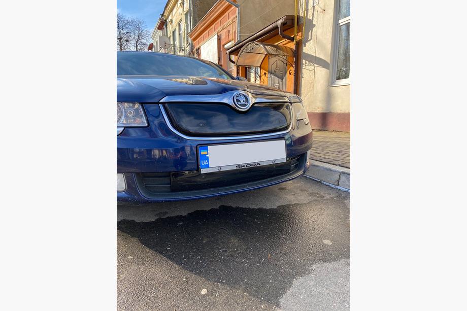 Skoda Superb 2009–2015 Zimní clona na masku chladiče (spodní, 2008-2013) Matná Fotografie 6