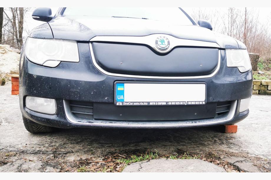 Skoda Superb 2009–2015 Zimní clona na masku chladiče (spodní, 2008-2013) Matná Fotografie 5