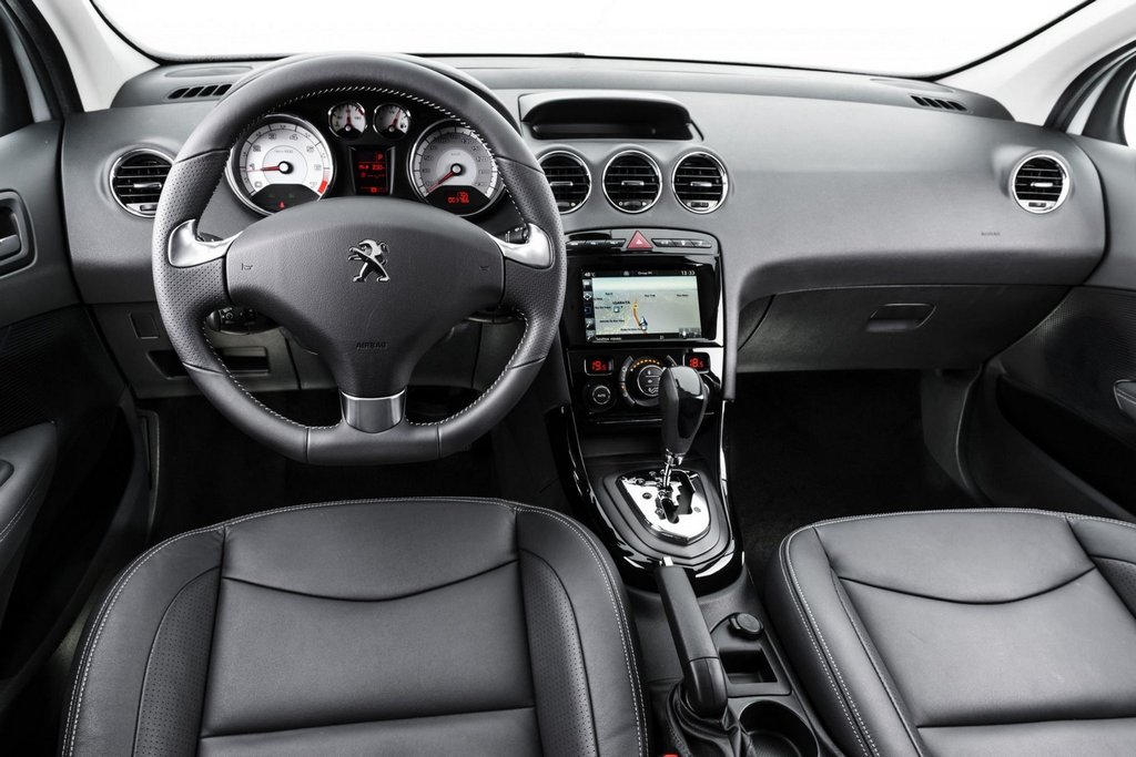 Recenze kompaktního sedanu Peugeot 408