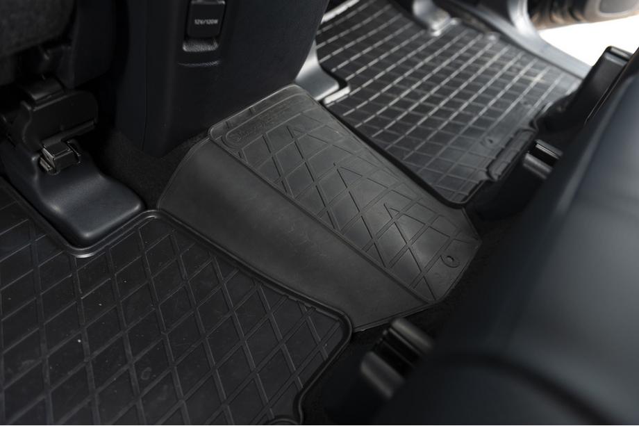 Toyota Land Cruiser Prado 150 2009–2023 Zadní středový kobereček (Stingray Premium) Fotografie 3