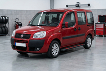 Fiat Doblo I 2005–2010 Boční nášlapy Maya Red (2 ks, hliník) Maxi (dlouhý rozvor) fotografie 1