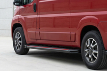 Fiat Ducato 2006–2025 Boční nášlapy Maya Red (2 ks, hliník) Dlouhý rozvor fotografie 1