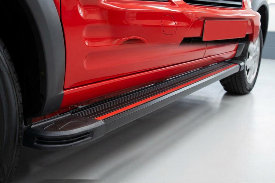 Ford Connect 2002–2006 Boční nášlapy Maya Red (2 ks, hliník) Standardní základna Image