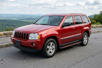 Jeep Grand Cherokee WK 2004–2010 Boční nášlapy Maya Red (2 ks, hliník) fotografie 1