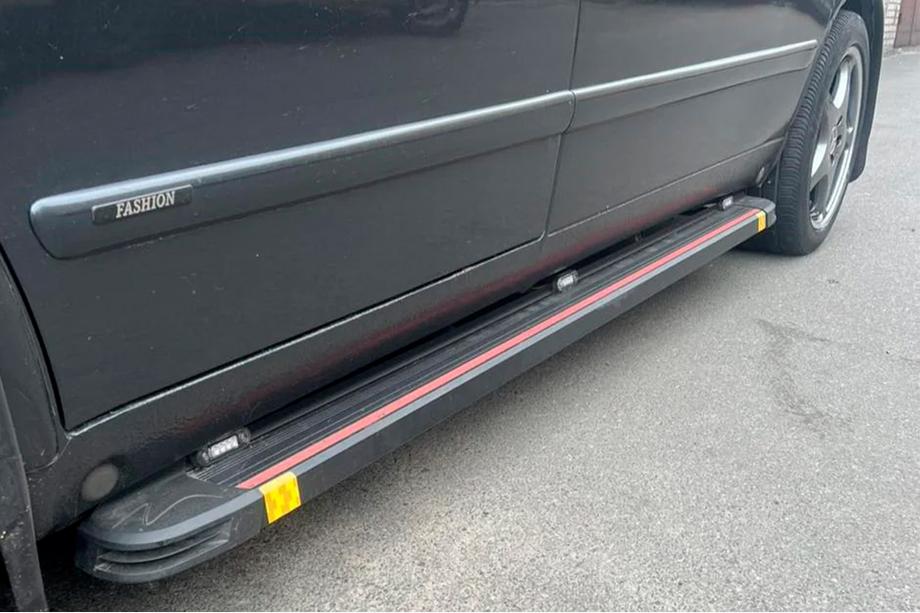 Mercedes Vito W638 1996–2003 Boční nášlapy Maya Red (2 ks, hliník) Image