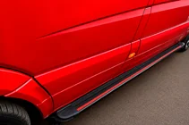 Mercedes Sprinter W906 2006–2018 Boční nášlapy Maya Red (2 ks, hliník) fotografie 3