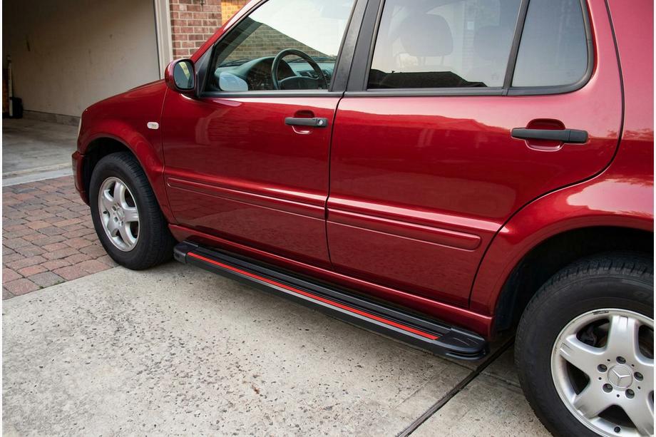 Mercedes ML W163 1997–2005 Boční nášlapy Maya Red (2 ks, hliník) Image