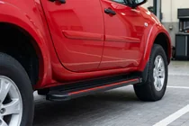 Mitsubishi L200 2006–2015 Boční nášlapy Maya Red (2 ks, hliník) fotografie 1