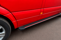 Volkswagen Crafter 2006–2016 Boční nášlapy Maya Red (2 ks, hliník) Long/ExtraLong fotografie 2