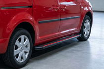 Volkswagen Caddy 2010–2015 Boční nášlapy Maya Red (2 ks, hliník) Maxi (dlouhý rozvor) fotografie 1