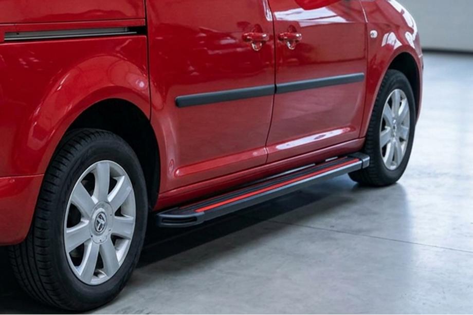 Volkswagen Caddy 2010–2015 Boční nášlapy Maya Red (2 ks, hliník) Maxi (dlouhý rozvor) Image