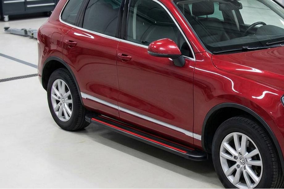 Volkswagen Touareg 2002–2010 Boční nášlapy Maya Red-Black (2 ks, hliník) Image