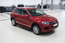 Volkswagen Touareg 2010–2018 Boční nášlapy Maya Red (2 ks, hliník) fotografie 1