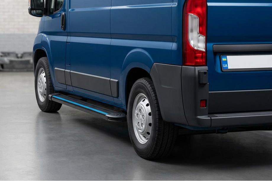 Fiat Ducato 2006–2025 Boční nášlapy Maya Blue (2 ks, hliník) Střední rozvor Image