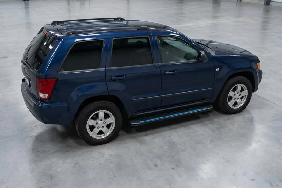 Jeep Grand Cherokee WK 2004–2010 Boční nášlapy Maya Blue (2 ks, hliník) Image