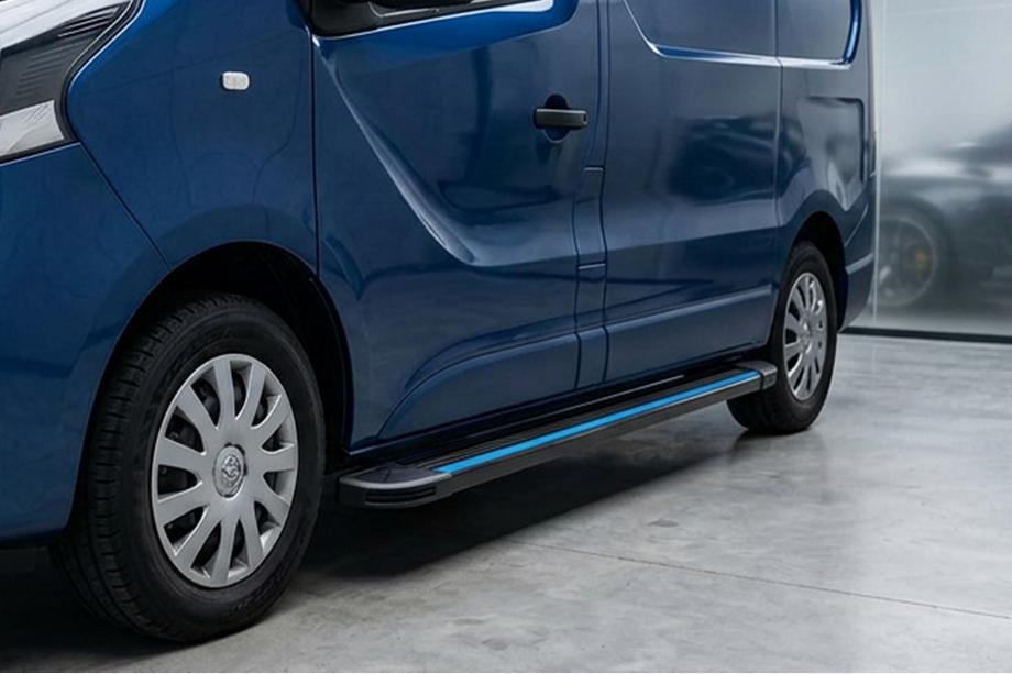 Renault Trafic 2015– Boční nášlapy Maya Blue-Black (2 ks, hliník) Image