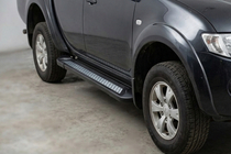 Fiat Fullback 2016– Boční nášlapy New Vision Black (2 ks, hliník) fotografie 1