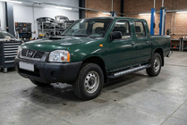 Nissan NP300 1999–2015 Boční nášlapy New Vision Black (2 ks, hliník) fotografie 1