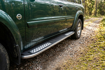 Nissan Patrol Y61 1997–2011 Boční nášlapy Tayga V2 (2 ks, hliník) fotografie 1