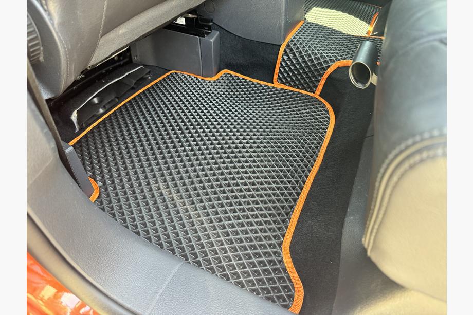 Volkswagen Touran 2003–2010 EVA autokoberce (černé) Fotografie 12