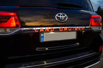 Toyota Land Cruiser 200 2007–2021 LED lišta nad SPZ (2016+) fotografie 3