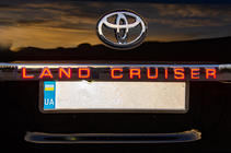 Toyota Land Cruiser 200 2007–2021 LED lišta nad SPZ (2016+) fotografie 4