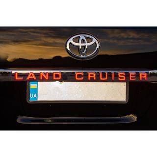 LED lišta nad SPZ (2016+) Toyota Land Cruiser 200 2007–2021 fotografie 4