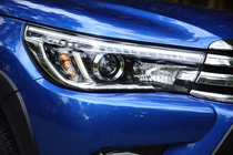 Toyota Hilux 2015– Přední světlomety OEM V1 2015-2019 (LED, 2 ks) fotografie 1