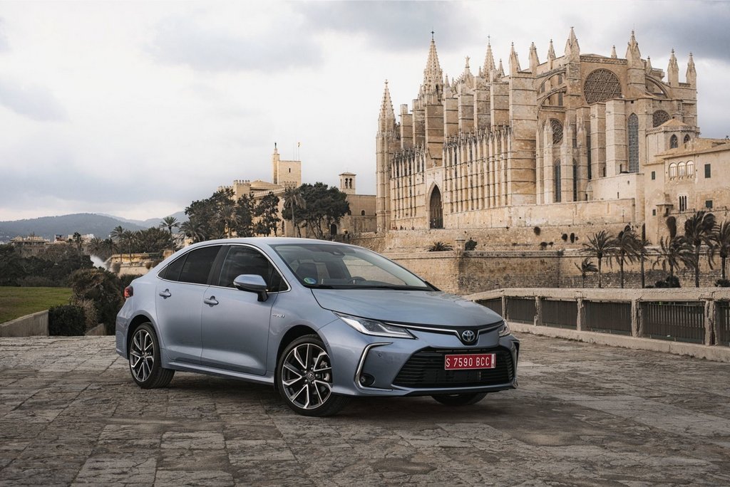 Hybridní sedan Toyota Corolla