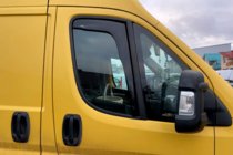 Fiat Ducato 2006–2025 Okenní deflektory vkládací (2 ks, HIC) fotografie 1
