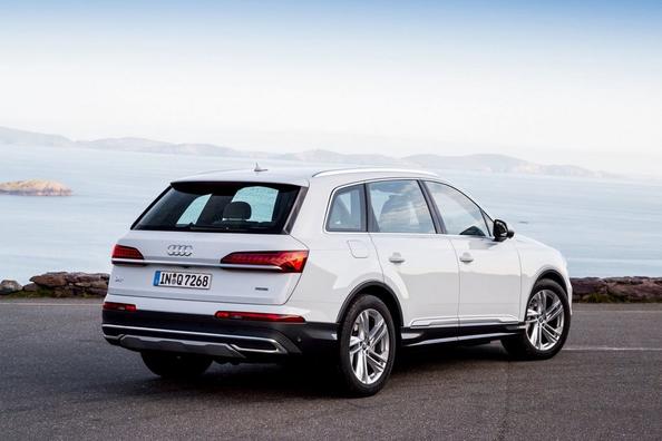 Recenze modernizovaného prémiového crossoveru Audi Q7 Fotografie 15