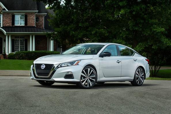 Středně velký sedan Nissan Altima šesté generace