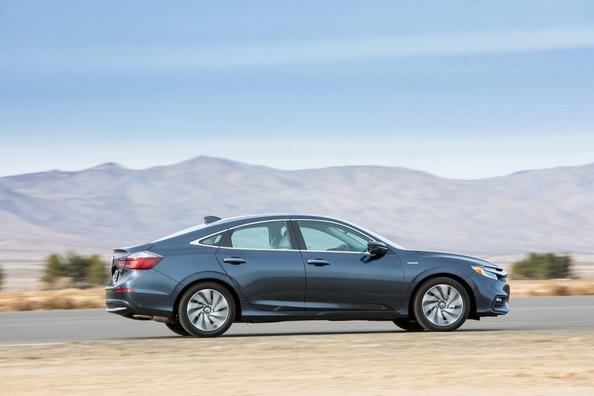 Třetí generace hybridního sedanu Honda Insight Fotografie 11