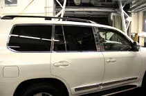 Toyota Land Cruiser 200 2007–2021 Kompletní okenní lišty a lišty na sloupky (nerez) fotografie 17