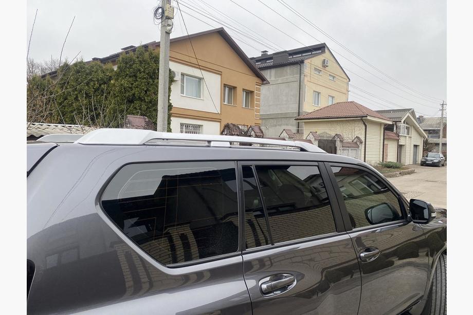 Toyota Land Cruiser Prado 150 2009–2023 Střešní podélníky – originální design (šedé, 2 ks) Fotografie 3