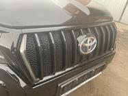 Toyota Land Cruiser Prado 150 2009–2023 Maska chladiče 2017↗ LED (Zeus Black, s Black obočím) fotografie 7