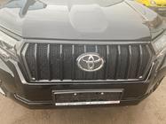 Toyota Land Cruiser Prado 150 2009–2023 Maska chladiče 2017↗ LED (Zeus Black, s Black obočím) fotografie 8