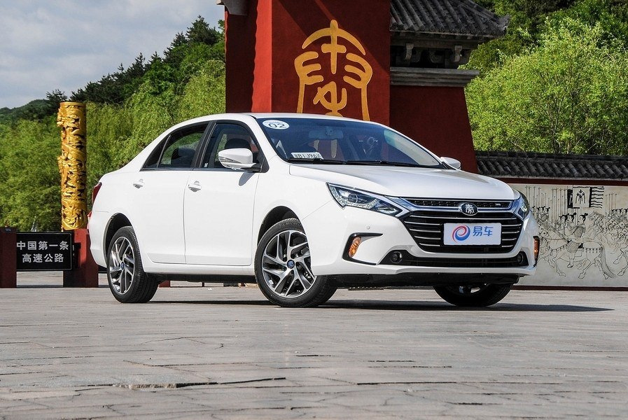 Recenze hybridního sedanu BYD Qin 100