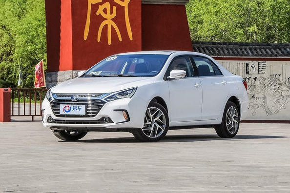 Recenze hybridního sedanu BYD Qin 100