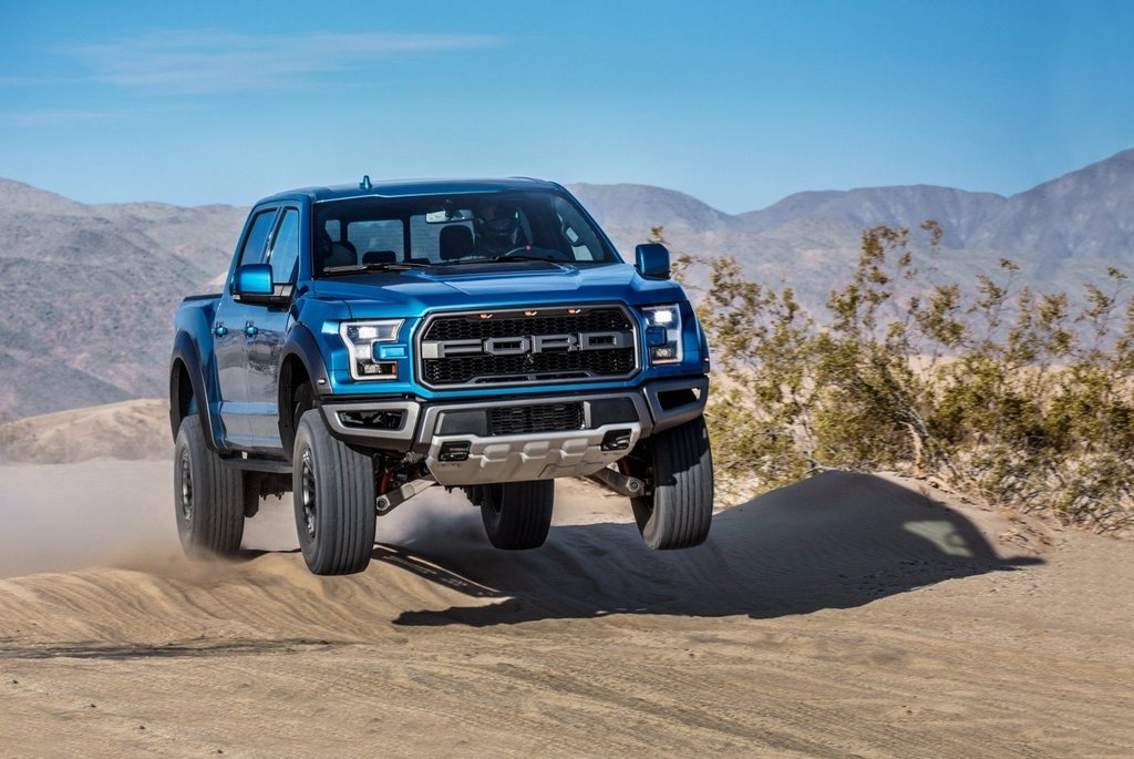 Recenze plnohodnotného pick-upu Ford F-150 Raptor