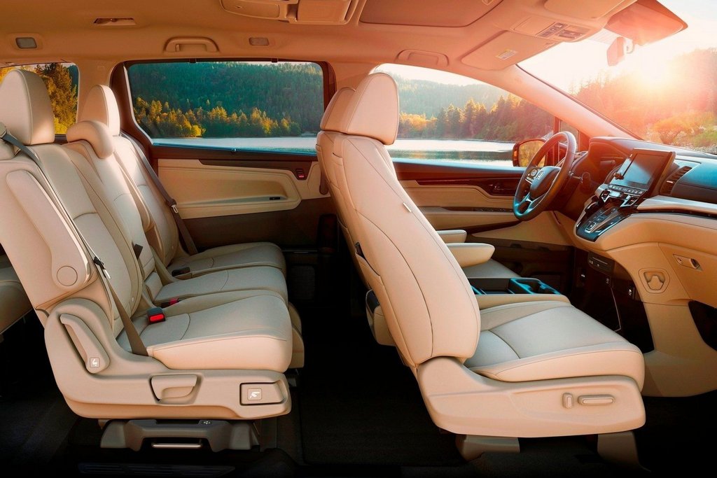 Recenze osmimístného plnohodnotného minivanu Honda Odyssey
