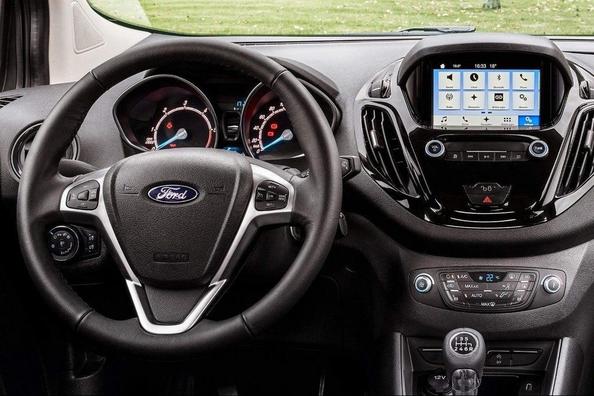 Recenze kompaktního minivanu Ford Tourneo Courier Fotografie 9