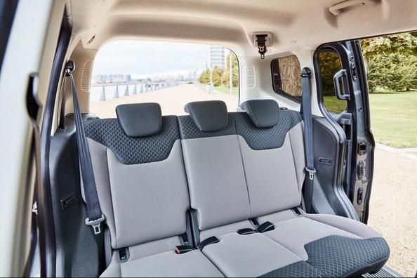 Recenze kompaktního minivanu Ford Tourneo Courier Fotografie 8