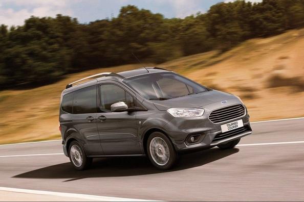 Recenze kompaktního minivanu Ford Tourneo Courier Fotografie 5