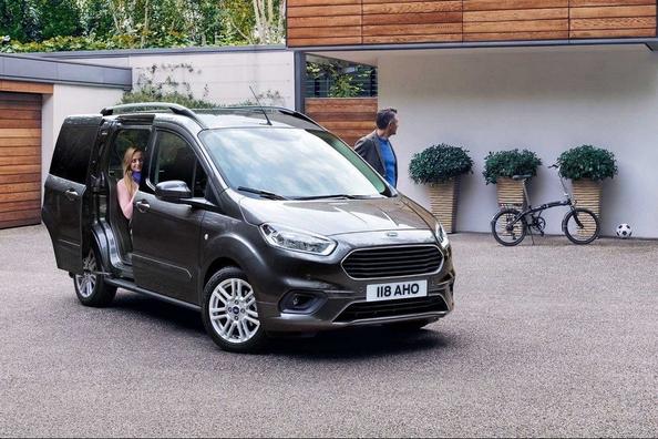 Recenze kompaktního minivanu Ford Tourneo Courier Fotografie 3