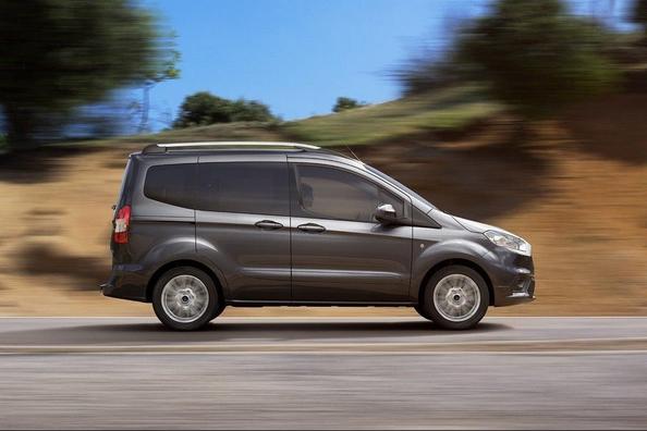 Recenze kompaktního minivanu Ford Tourneo Courier Fotografie 2