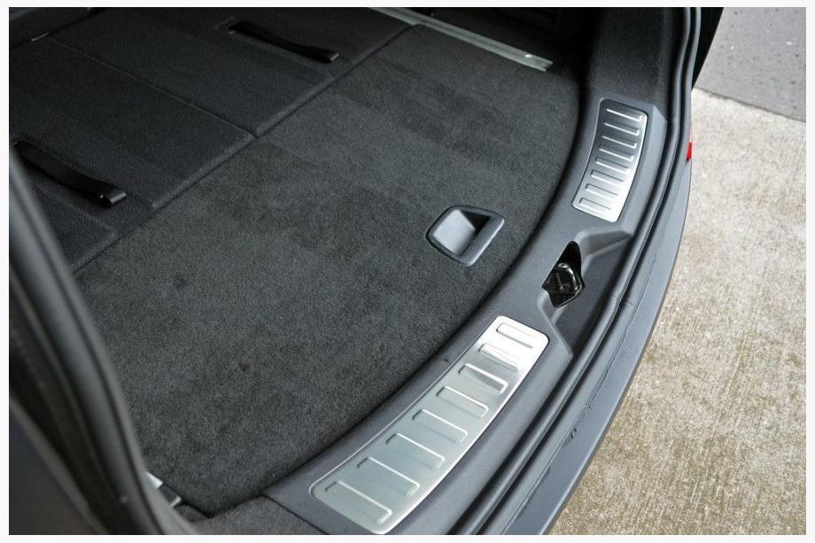 Land Rover Discovery Sport 2014– Nerezová lišta zadního prahu (2 ks) Image