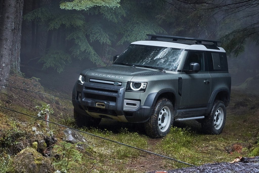 Prémiový třídveřový terénní vůz Land Rover Defender 90