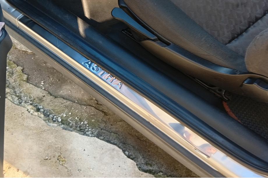 Opel Astra G Classic 1998–2012 Nerezové kryty prahů Carmos (Coupe, 2 ks) Fotografie 1