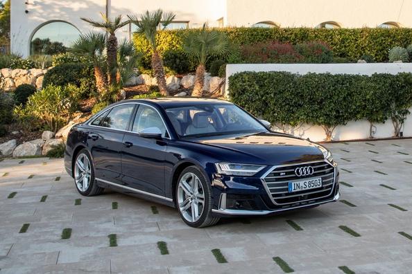 Sportovní luxusní sedan Audi S8